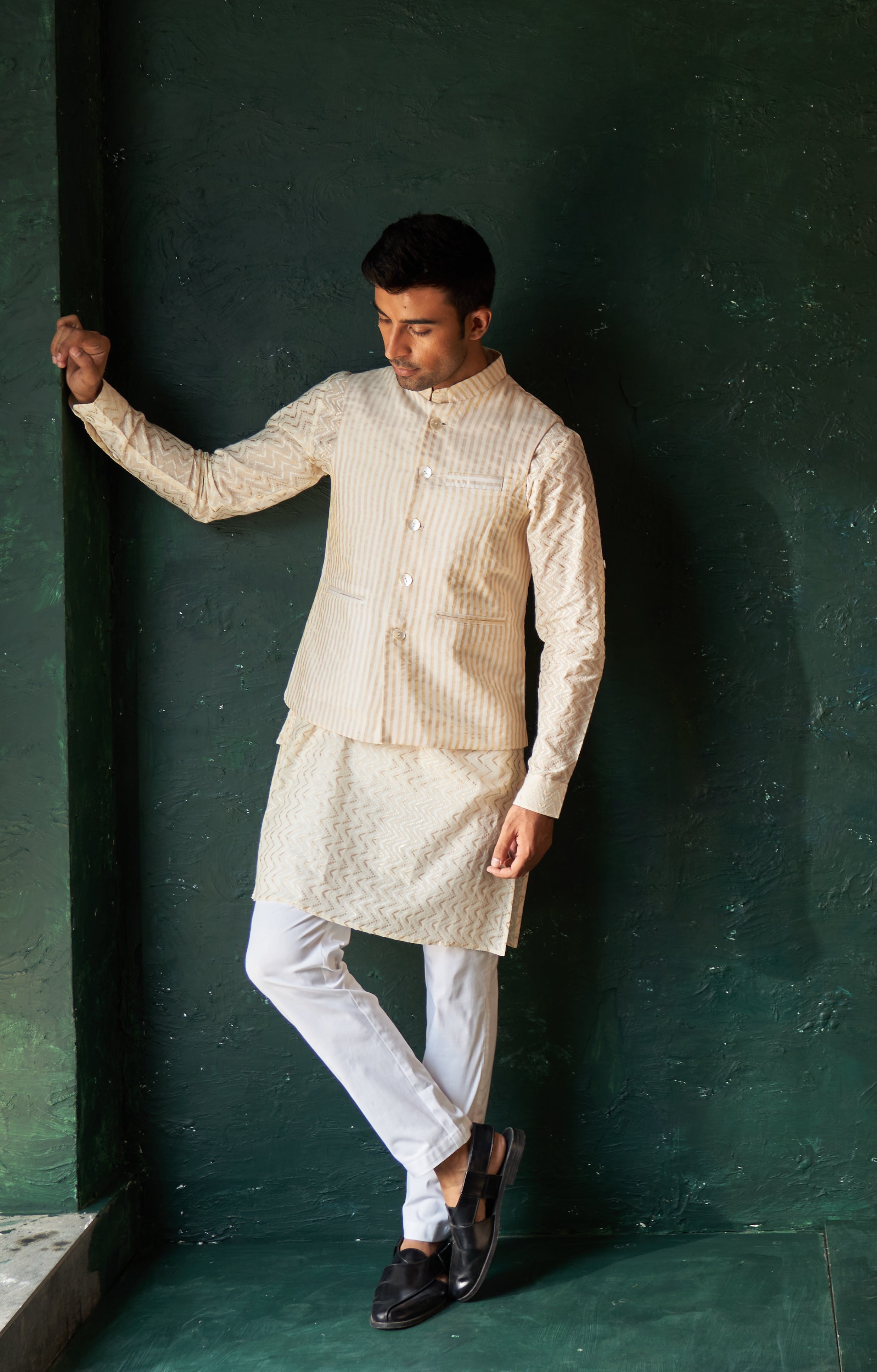 MEN'S WHITE CHEVRON STRAIGHT KURTA SET WITH JACKET