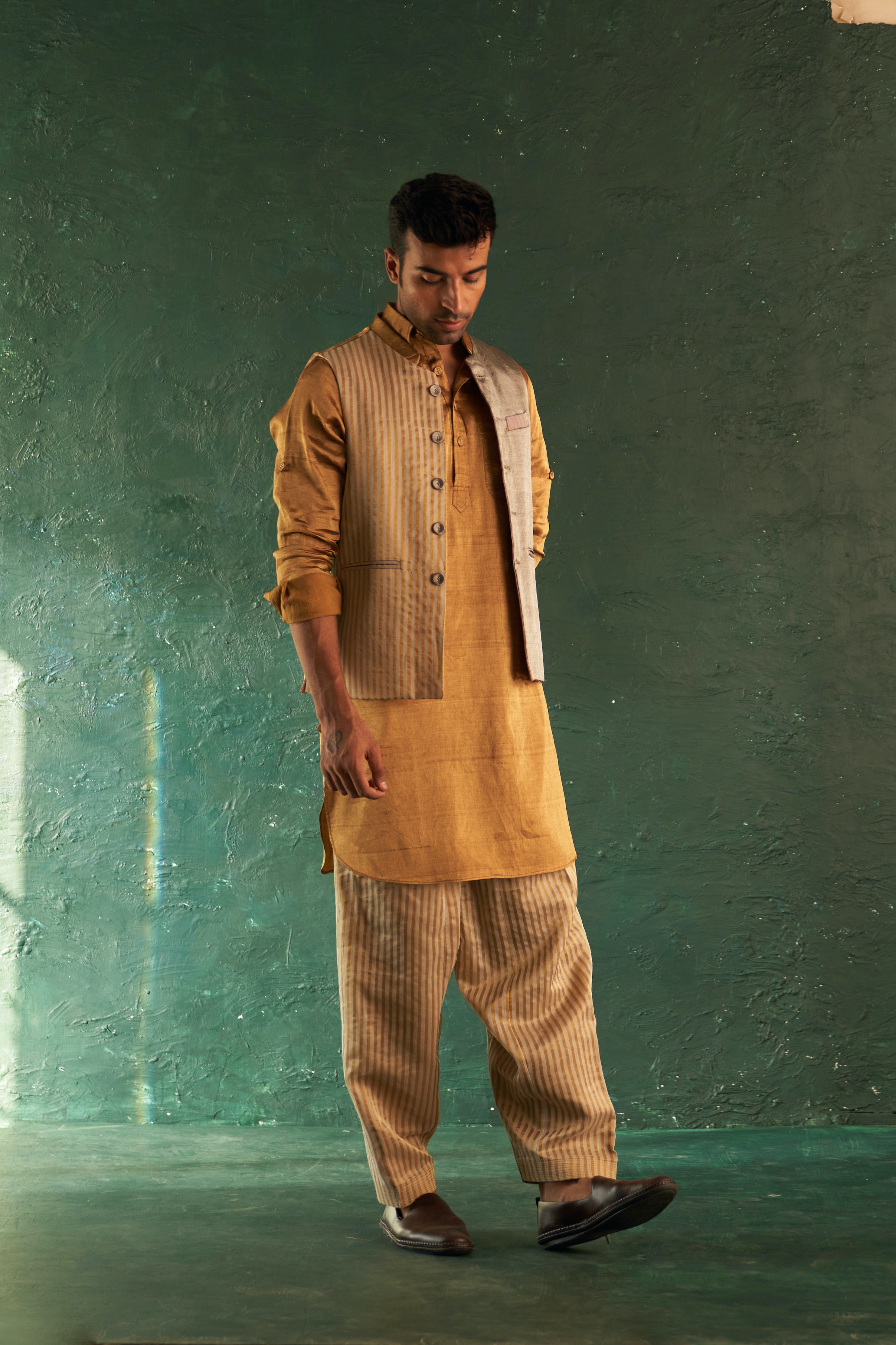 MEN'S GOLD TISSUE PATHANI KURTA SET WITH JACKET