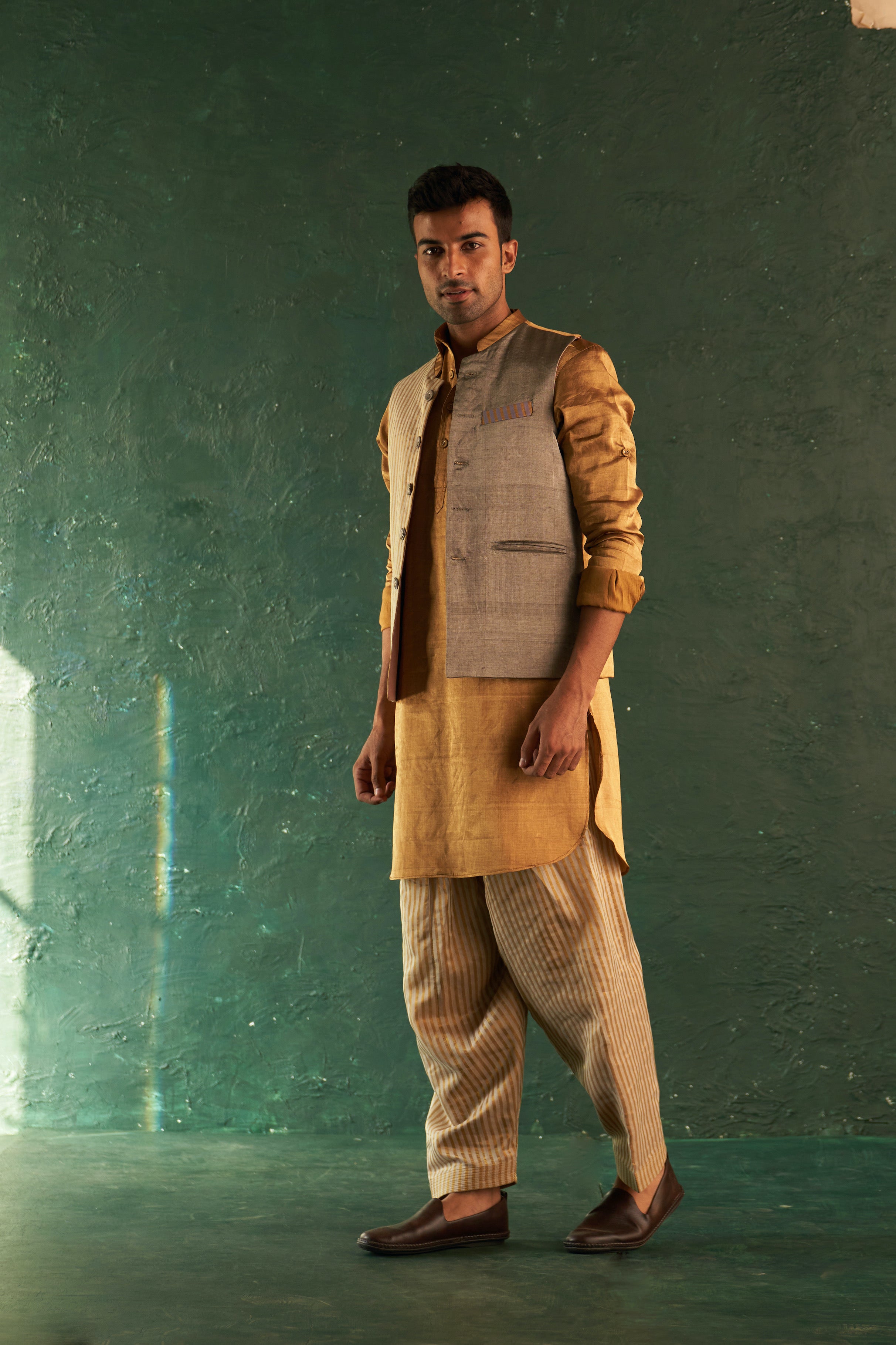 MEN'S GOLD TISSUE PATHANI KURTA SET WITH JACKET