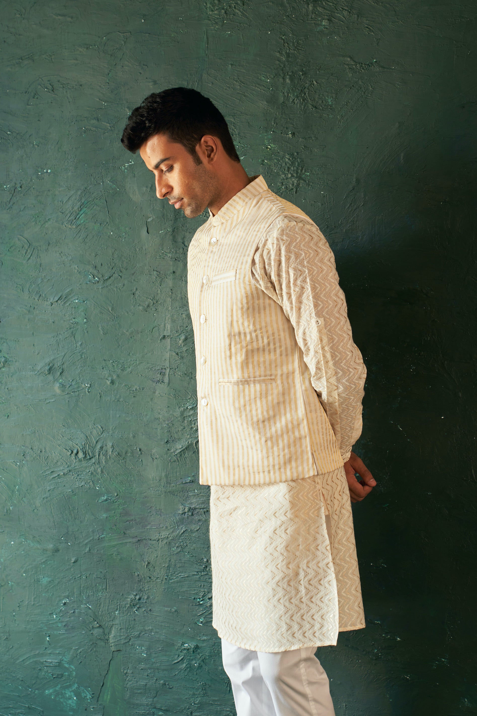 MEN'S WHITE CHEVRON STRAIGHT KURTA SET WITH JACKET