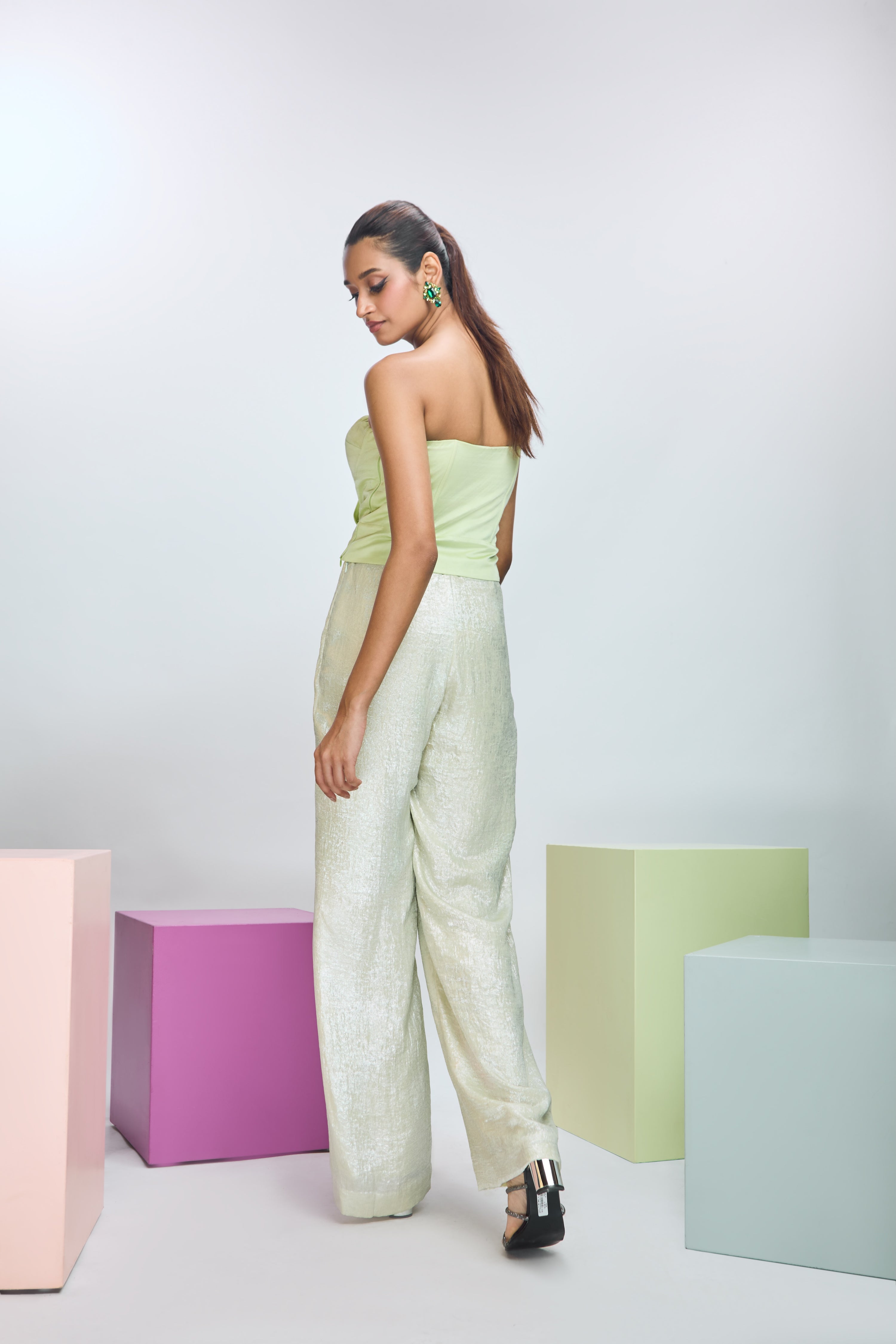 DRAPED TOP WITH TRAIL WITH STRAIGHT PANTS