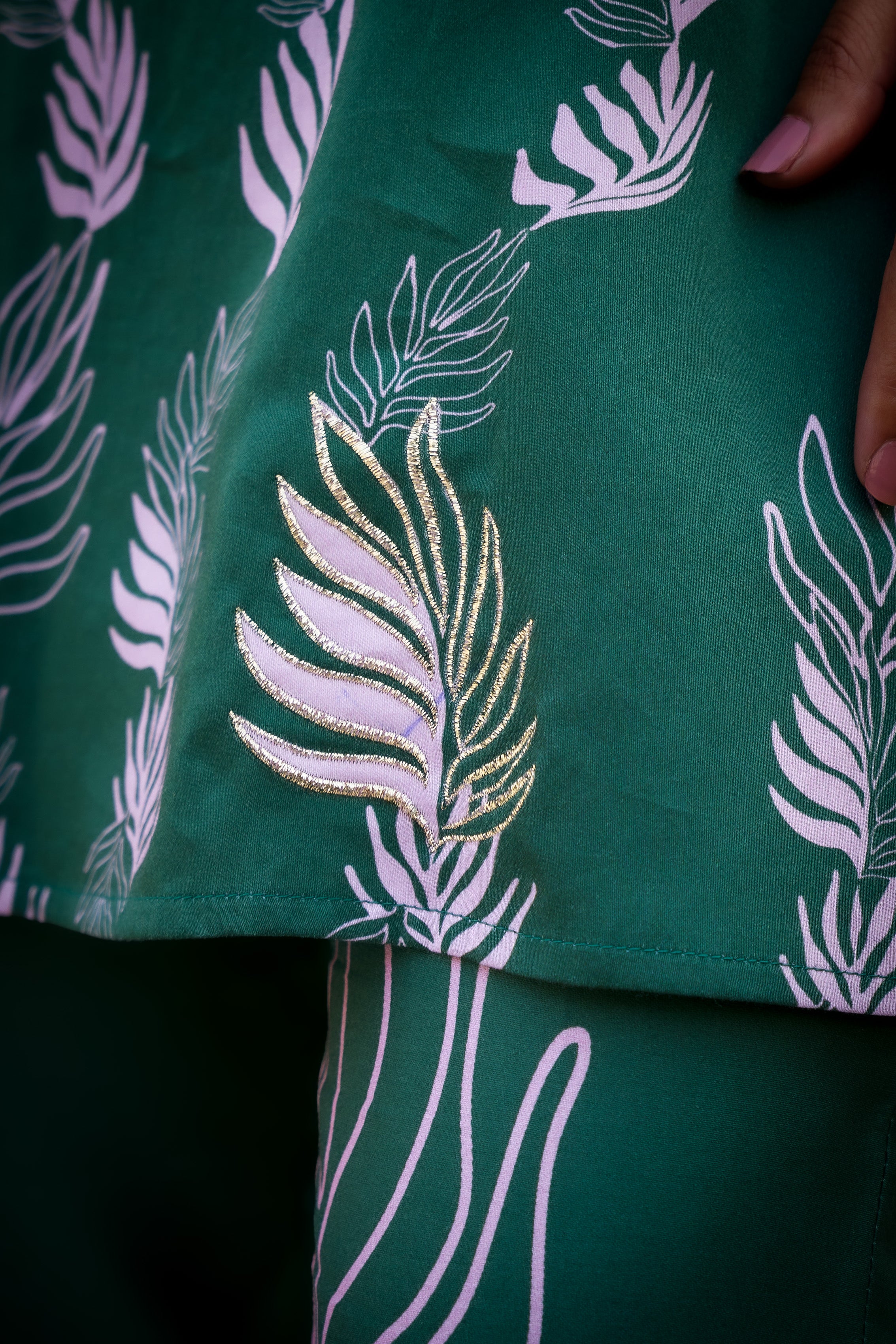 LEAF PRINTED COTTON SATIN KURTA SET WITH BOOT-CUT BOTTOMS