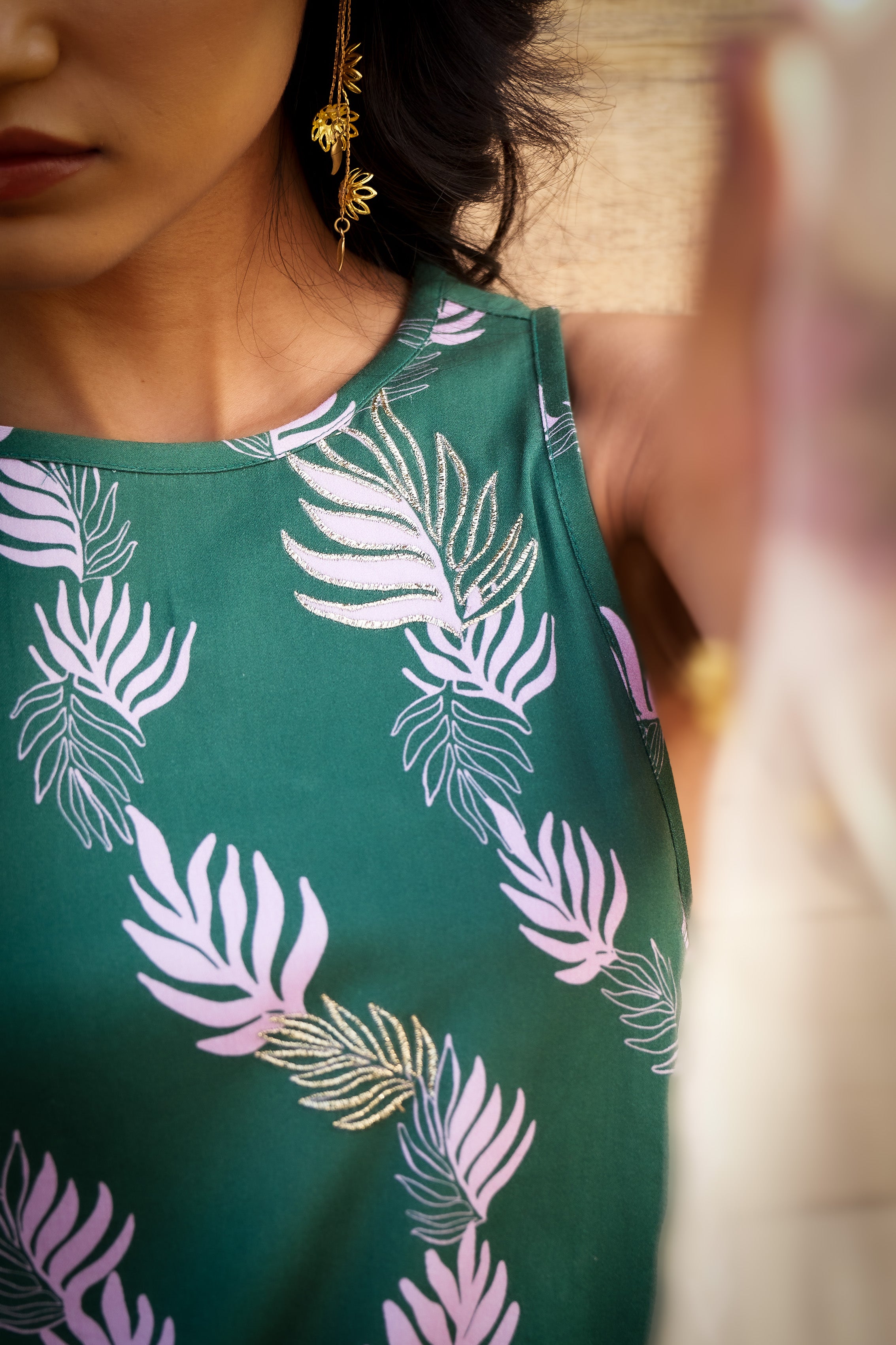 LEAF PRINTED COTTON SATIN KURTA SET WITH BOOT-CUT BOTTOMS