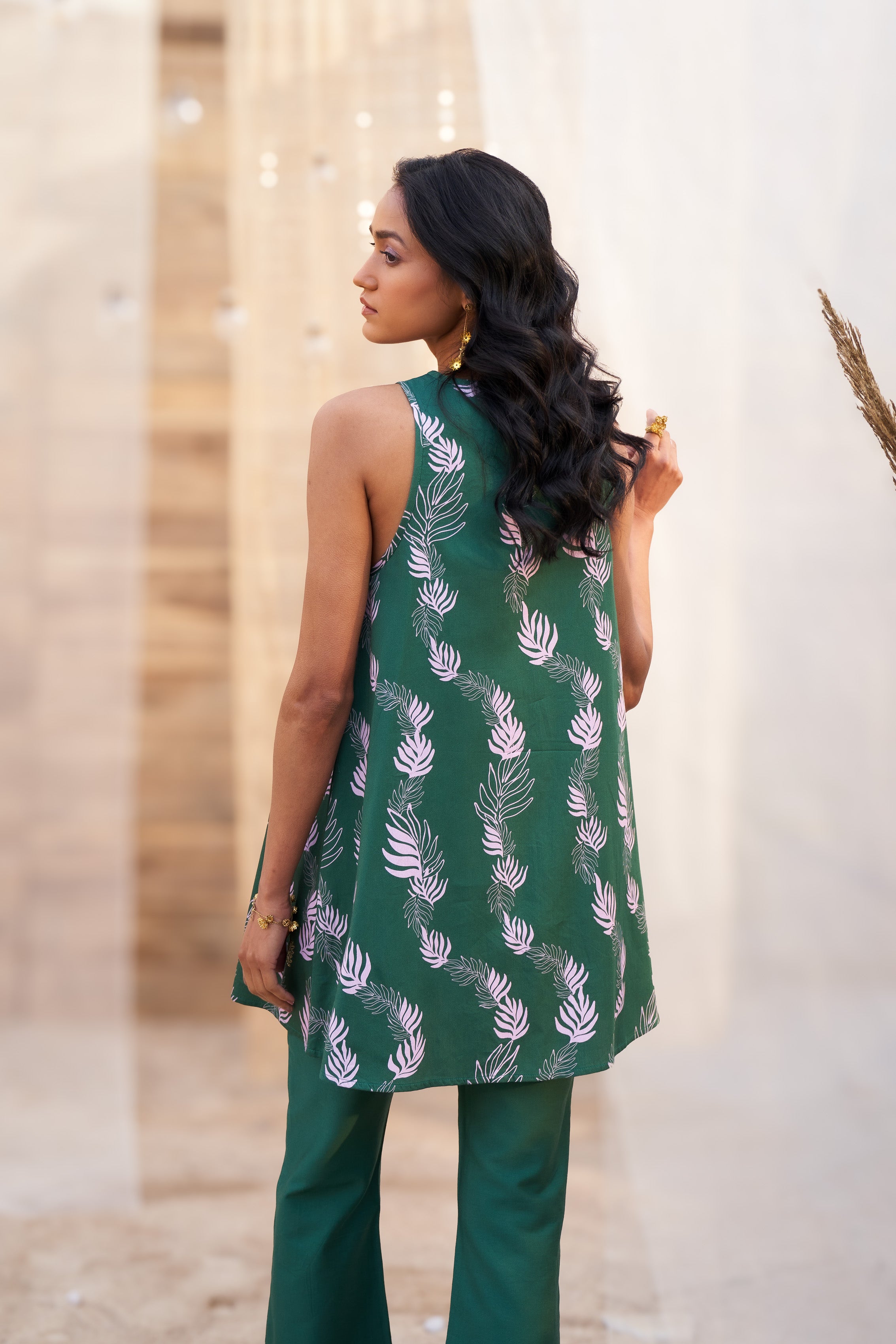LEAF PRINTED COTTON SATIN KURTA SET WITH BOOT-CUT BOTTOMS
