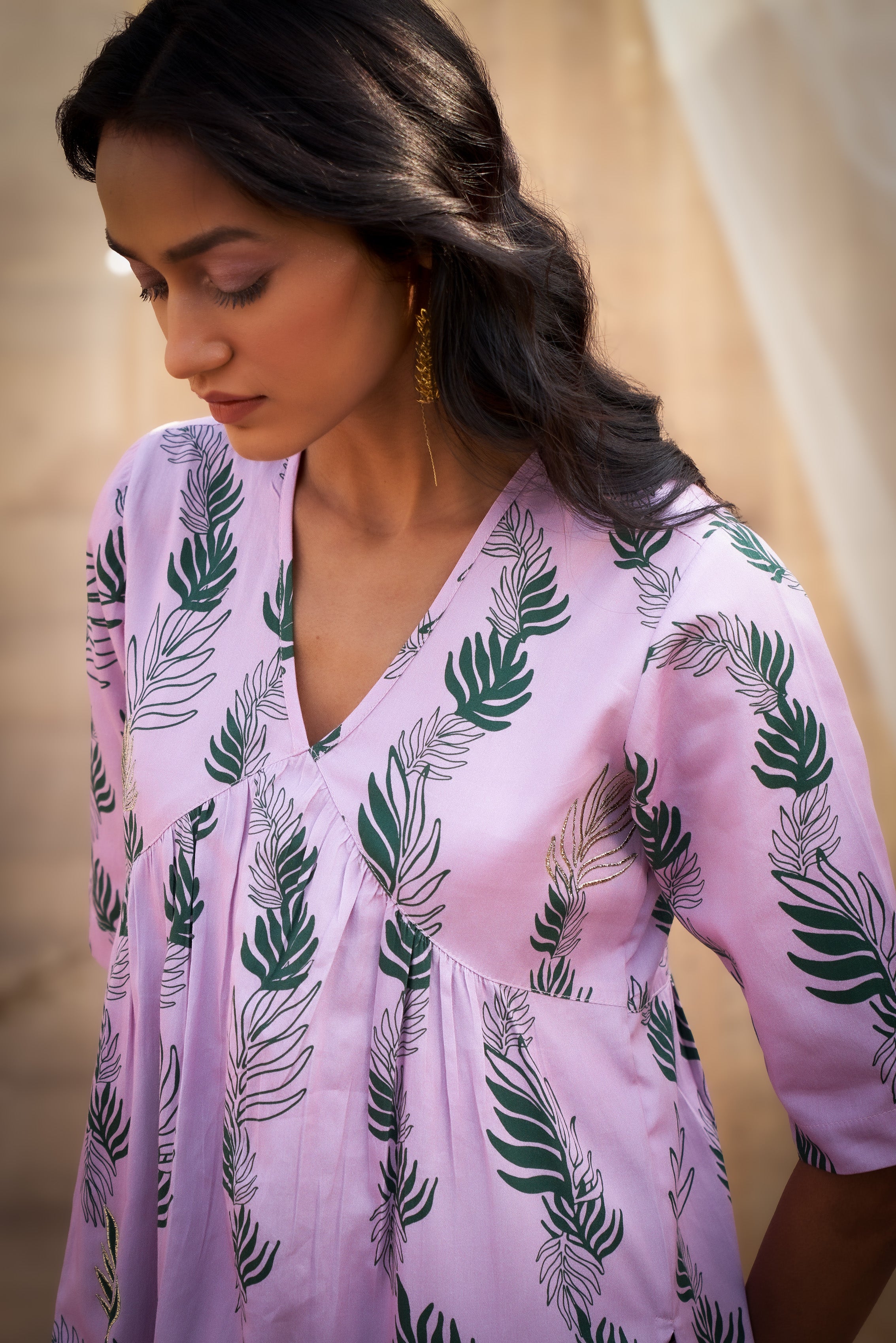 ELEGANT LEAF-PRINTED V-NECK KURTA SET WITH ORGANZA DUPATTA & ZARI HIGHLIGHTS