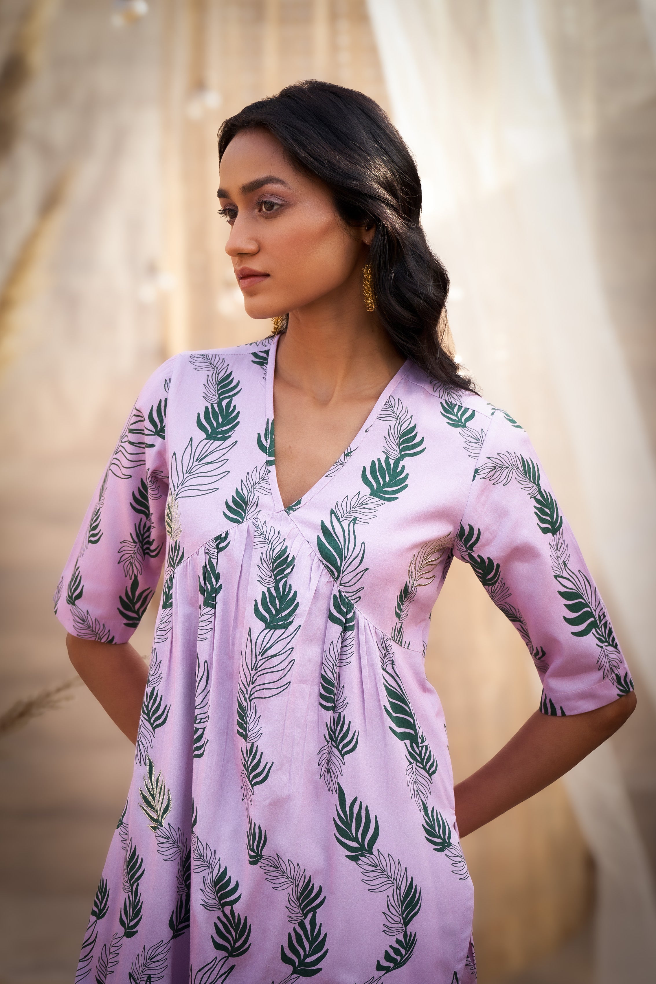 ELEGANT LEAF-PRINTED V-NECK KURTA SET WITH ORGANZA DUPATTA & ZARI HIGHLIGHTS